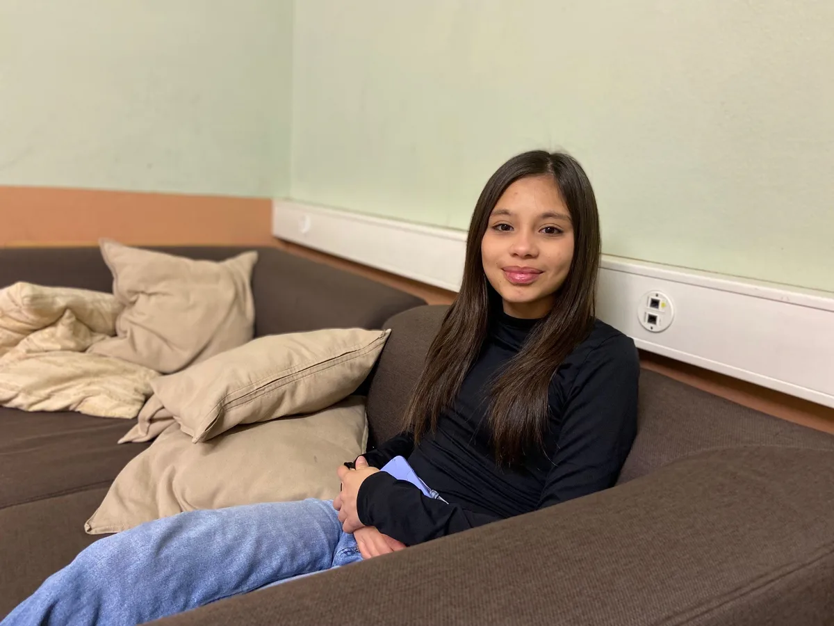 Für Kathalina ist der Jugendtreff wie ein zweites Zuhause. Ein Mädchen sitzt auf einem Sofa.